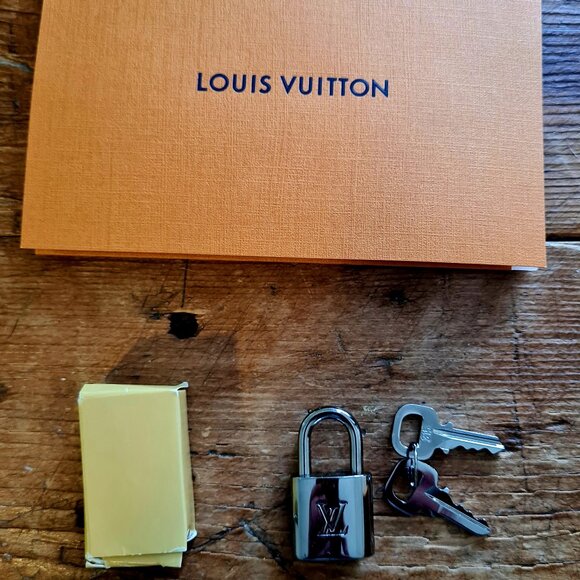 Louis Vuitton padlock and key set - Picture 4 of 4
